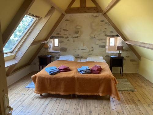 une chambre avec un lit avec deux serviettes dessus dans l'établissement 711- Spacieuse ferme bretonne avec sauna et grand, à Beuzec-Cap-Sizun