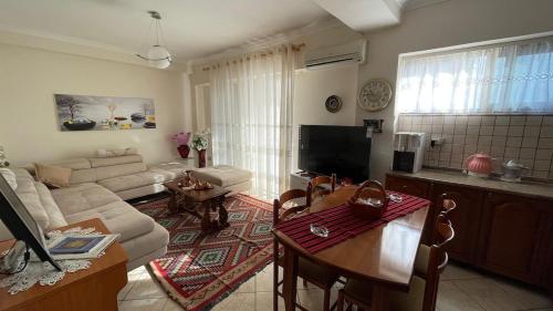 un soggiorno con un divano e un tavolo di At Teo's a Durrës