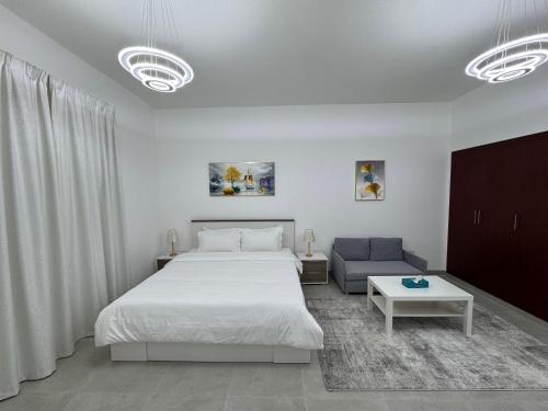 Katil atau katil-katil dalam bilik di England Cluster International City - Bright,Spacious and Well Furnished Studio