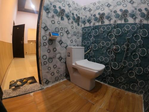 une salle de bain avec toilettes dans une chambre dans l'établissement Blackberry Resort Pushkar - Nature with Pool, à Pushkar