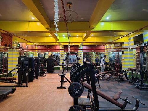 马图拉Premium Hotel Aarav Grand - Mathura Central - 5 Min distance from Railway Station的健身房里有很多机器和人