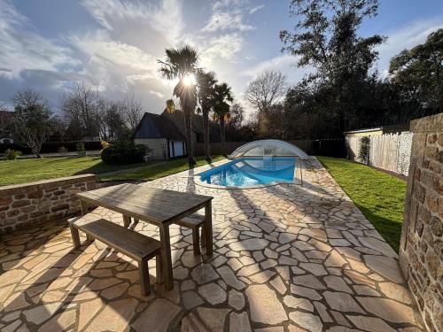 Bazén v ubytování La p'tite maison de cerisel avec piscine privée nebo v jeho okolí
