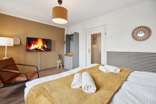 a bedroom with a bed with towels on it at CozyHome Hauptmarkt Apartments in Gotha