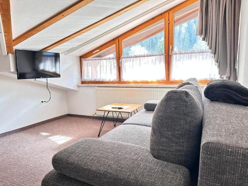 salon z kanapą i telewizorem w obiekcie Ferienwohnung Vesna & Alex w mieście Elmen