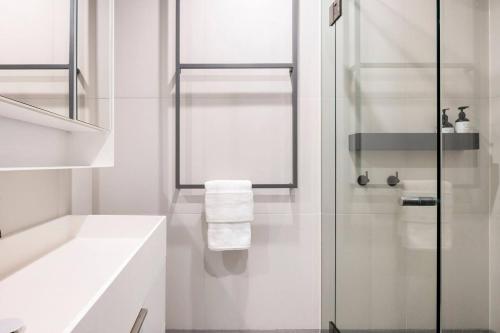 Un baño de Centrally Located Modern Loft w Free Parking, Infinity Pool, Workspace