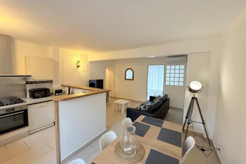 une cuisine et un salon avec une cuisine et un salon dans l'établissement Bulle Azur charming 3-room apartment, au Cannet
