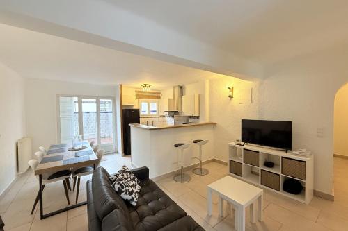 un salon avec un canapé et une table dans l'établissement Bulle Azur charming 3-room apartment, au Cannet