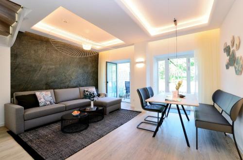 ein Wohnzimmer mit einer Couch und einem Tisch in der Unterkunft FeWo Prora - Gooddays in Binz