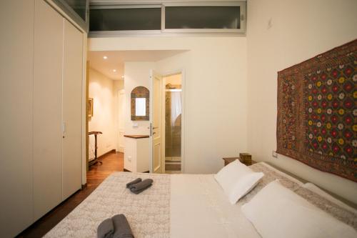 una camera con un letto e un tappeto a parete di La finestra sul mare B&B a Livorno