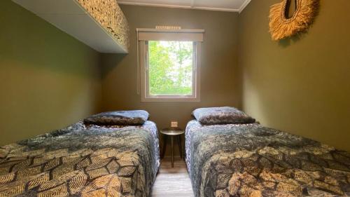 Postel nebo postele na pokoji v ubytování Gemoderniseerd en modern chalet bij het bos