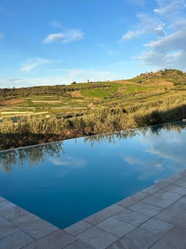 Bazén v ubytování Chalet Tenuta Lacco nebo v jeho okolí