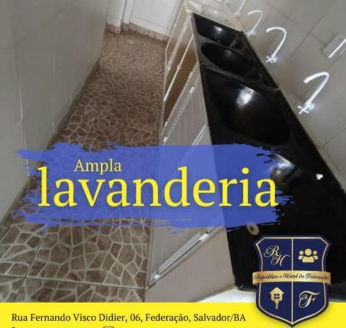 una señal que dice la lamanderia en la parte delantera de un coche en Vaga compartilhada Hostel da federação, en Salvador