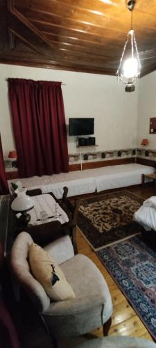 Una televisión o centro de entretenimiento en Guesthouse Kazakou