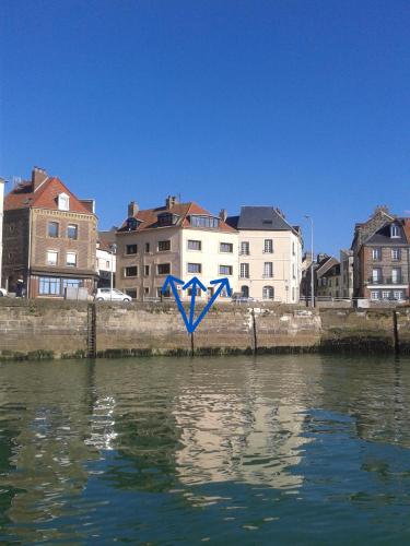 un cerf-volant bleu assis sur le côté d'une masse d'eau dans l'établissement Le petit fort, vue magnifique vue sur le port et la mer, à Dieppe