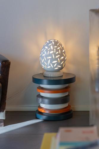 a stack of plates with a lamp on top at StraVagante Hostel & Rooms in Verona