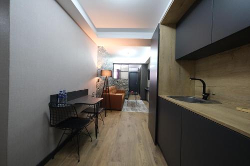 Dapur atau dapur kecil di Nomad Hub Istanbul Suit