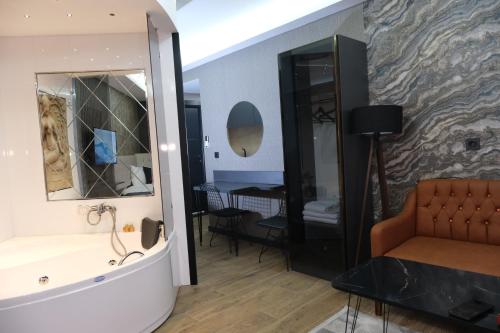 Ruang duduk di Nomad Hub Istanbul Suit