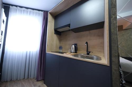 Dapur atau dapur kecil di Nomad Hub Istanbul Suit