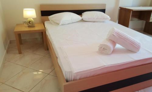 Ένα ή περισσότερα κρεβάτια σε δωμάτιο στο SMART Apartments LOUTRAKI