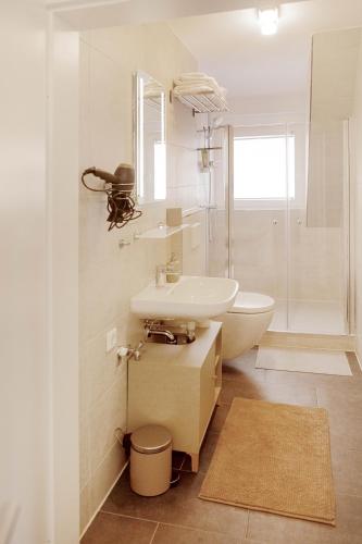 a bathroom with a sink and a tub and a toilet at Haus Salinen Bad Rothenfelde in Bad Rothenfelde
