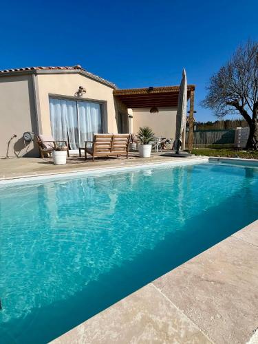 Photo de la galerie de l'établissement La Villa Bohème - 6 personnes, Piscine chauffée, 10 min des plages, à Le Bernard