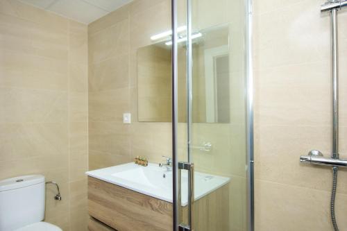 Un baño con inodoro, lavabo y ducha. en Águilas Centro Playa La Colonia, en Águilas
