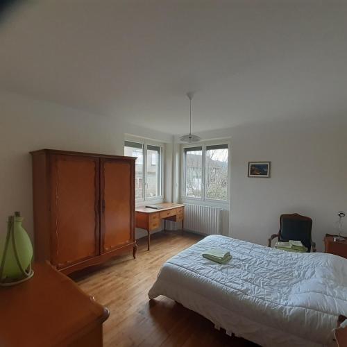 une chambre avec un lit, un bureau et des fenêtres dans l'établissement Le Camp Du Tustal, à Saint-Julien-de-Lampon