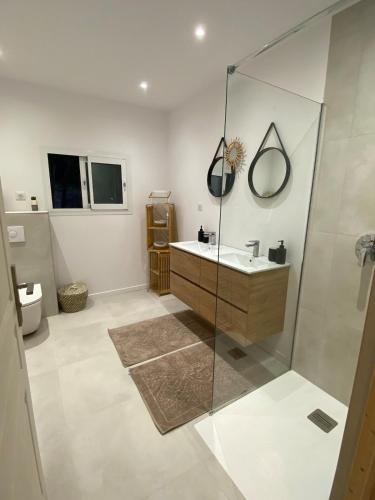 une salle de bain avec un lavabo et une douche dans l'établissement Isolella à 50 m de la plage, à Pietrosella