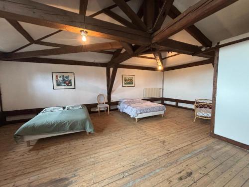 Cette grande chambre comprend un lit et un écran de projection. dans l'établissement Belle Maison de Maitre avec jardin, à Coulonces