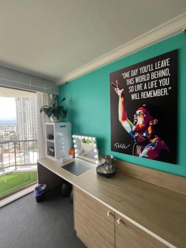 un cartello su una parete in una stanza con scrivania di Mantra on View Lvl 20 a Gold Coast
