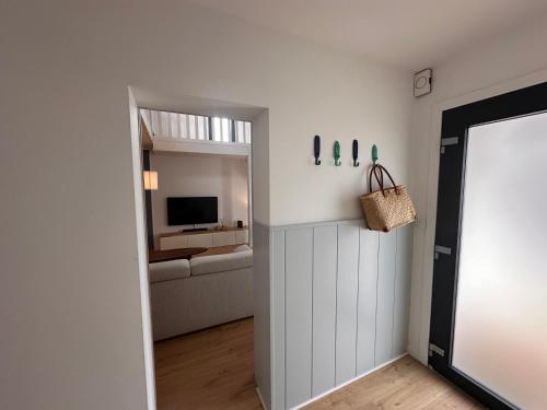 - un couloir avec un salon doté d'un canapé dans l'établissement Maison centre ville La Tranche sur mer, à La Tranche-sur-Mer