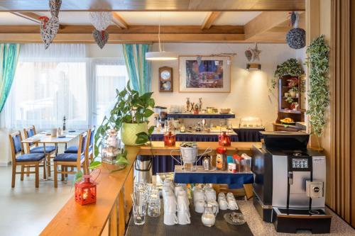 Příslušenství pro přípravu čaje a kávy v ubytování Hotel Alpha
