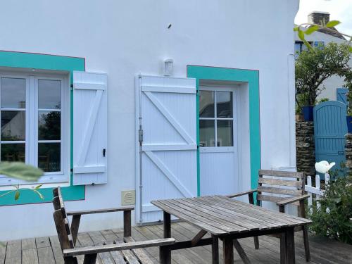 Balkoni atau teres di Charmante maison à 200m de la plage, avec jardin, terrasse, et connexion Wi-Fi. - FR-1-418-91