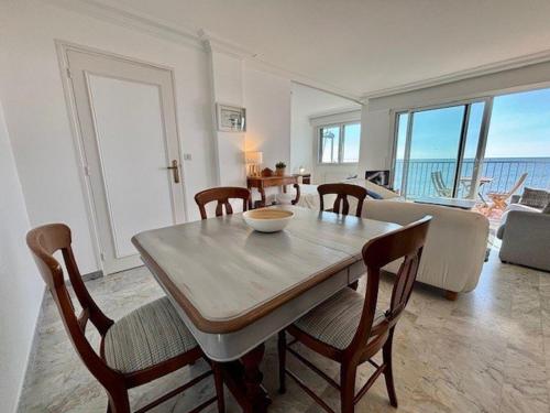 une salle à manger et un salon avec une table et des chaises dans l'établissement Quiberon: Studio lumineux 44m² proche centre et plage, balcon, WIFI - FR-1-478-42, à Quiberon