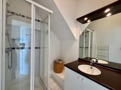 une salle de bain avec une douche en verre et un lavabo dans l'établissement Quiberon - Appartement 2P - 4 pers - Terrasse - Garage - Animaux admis - FR-1-478-79, à Quiberon