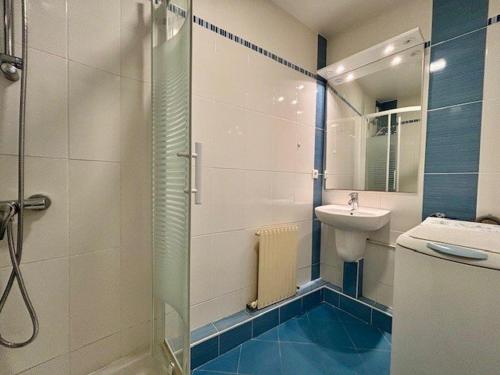 une salle de bain avec une douche, un lavabo et des toilettes dans l'établissement Quiberon - Appartement 2 pièces, grande terrasse face mer, parking, animaux acceptés - FR-1-478-119, à Quiberon