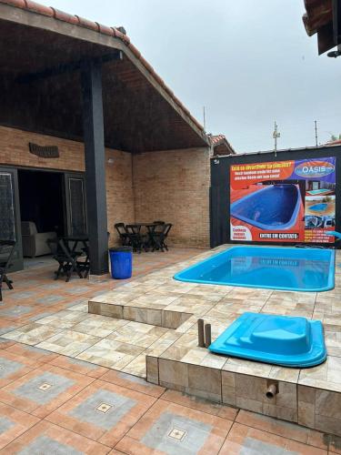 a swimming pool in the middle of a patio at Hostel Oásis in Itanhaém