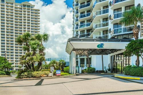 ein Gebäude mit Palmen davor in der Unterkunft Surfside Resort #404 in Destin