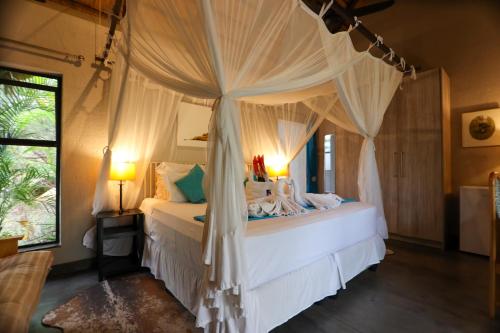 Una cama o camas en una habitación de Call of the Wild Lodge