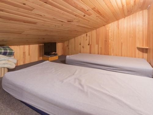 une chambre avec un lit dans une pièce en bois dans l'établissement Studio duplex fonctionnel au pied des pistes · Parking · Centre station - FR-1-181-2451, à La Plagne Tarentaise