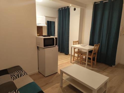 - un salon avec un four micro-ondes et une table dans l'établissement Charmant appartement T1 bis, à Nantes
