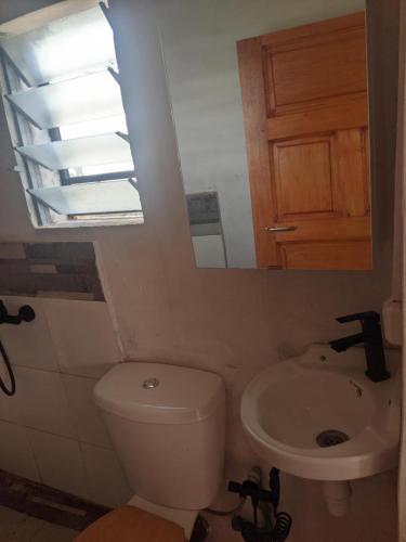 Vonios kambarys apgyvendinimo įstaigoje Petite maison toute équipée