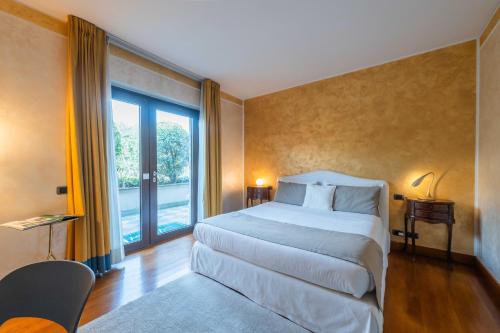 a bedroom with a bed and a large window at Airport BEA Rooms in Azzano San Paolo