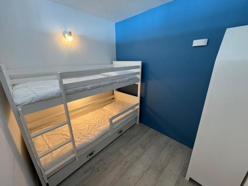 une petite pièce avec deux lits superposés dans l'établissement Appartement vue océan, à Saint-Jean-de-Monts