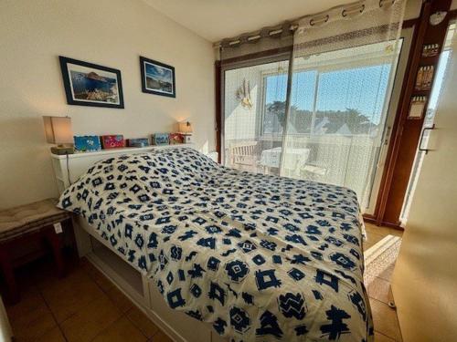 une chambre avec un lit et une fenêtre dans l'établissement Quiberon - T3 charmant, calme, proche plage avec loggia et parking - FR-1-478-300, à Quiberon