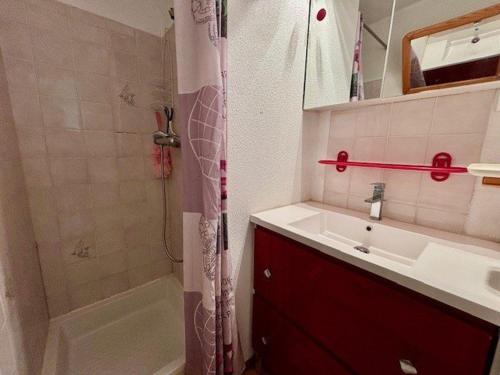 une salle de bain avec un lavabo et une douche dans l'établissement Quiberon - T3 charmant, calme, proche plage avec loggia et parking - FR-1-478-300, à Quiberon