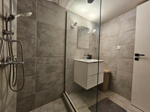 J&G Luxury Apartment - Athens Town