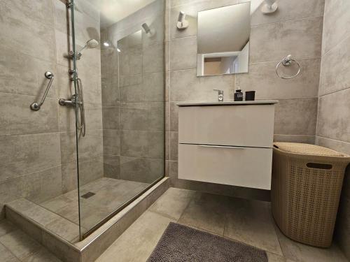 J&G Luxury Apartment - Athens Town