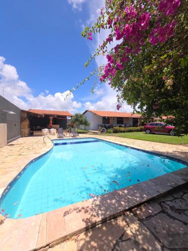une piscine dans la cour d'une maison dans l'établissement Casa de Praia - Ilha da Crôa - Barra de Sto Antônio, à Barra de Santo Antônio