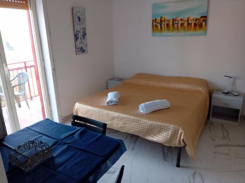 Postel nebo postele na pokoji v ubytování bbsulmare-com Viola Apartment